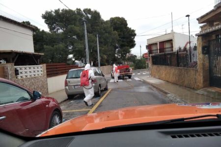 Los voluntarios de Protección Civil se suman a la desinfección de Torrent
