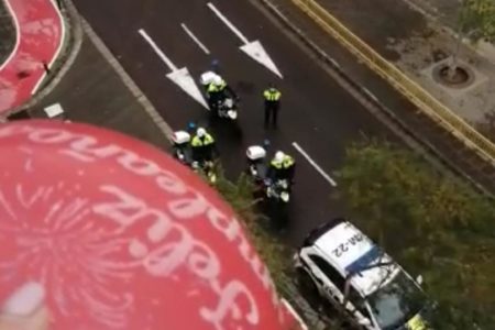 Alvaro y Elsa celebran su cumpleaños desde su balcón con la Policía que les han cantado el «cumpleaños feliz»