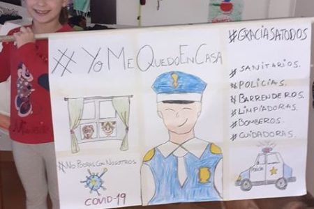 La Policía agradece la pancarta de la pequeña Lucía en la calle Reyes Católicos (Video)