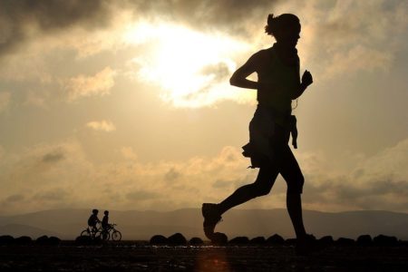 El BOE deja claro que no hay límite de tiempo para pasear o hacer deporte dentro de la franja horaria permitida