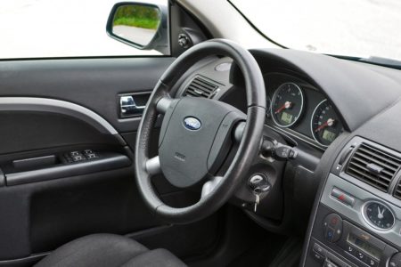 El gobierno permite el desplazamiento de 4 trabajadores con mascarilla por coche