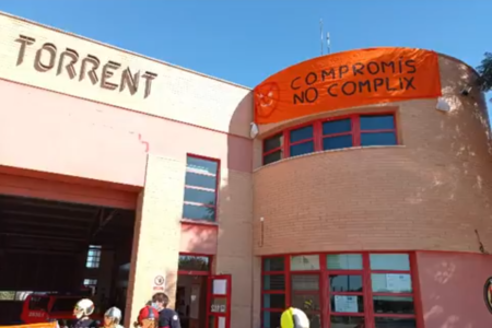 Los bomberos denuncian el abandono del parque de Torrent y cuelgan la pancarta «Compromís no complix» (Video)