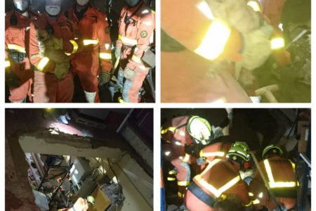 Los bomberos rescatan un perrito en Torrent tras derrumbarse la terraza de una vivienda