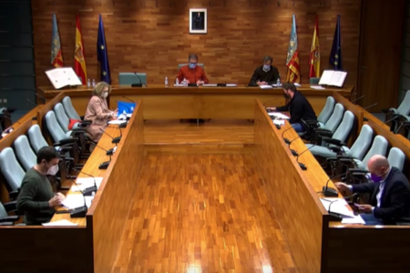 El PP saca adelante la moción de la Mujer con un tenso debate entre PSOE y VOX