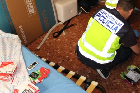 La Policía Nacional desarticula un punto de venta de droga en un céntrico piso de Torrent