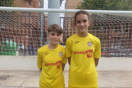 Diana e Irene, dos pequeñas gigantes que se estrenan en el fútbol 11 a los grande
