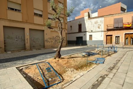 Vecinos de la Pl. de las Fuentes denuncian un año después que las obras siguen sin acabar y ya hay baldosas rotas