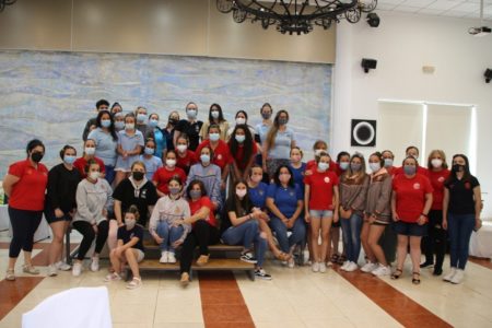 Seis comisiones de Torrent organizan un taller de peinado fallero
