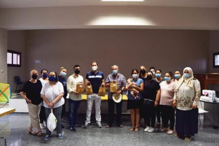Las mujeres del Xenillet confeccionan mascarillas y las donan al colegio Juan XXIII