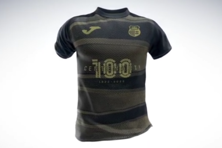 El Torrent CF muestra la camiseta conmemorativa de su Centenario