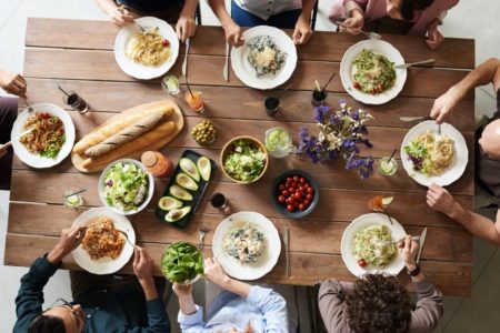 Los nutricionistas se lanzan a la recuperación del patrimonio culinario valenciano con un recetario saludable