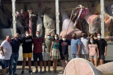 Los ninots comienzan a salir de la nave y camino a la Plantà de las fallas de septiembre