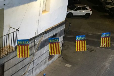 Senyeres y rótulos anuncian la semana fallera en Torrent