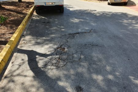 Vecinos del Vedat denuncian el mal estado o la falta de aceras y asfalto en las calles