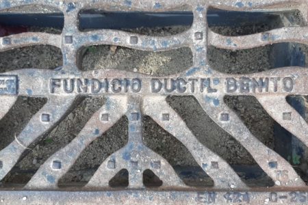 Tras quince días el barro sigue taponando imbornales y las calles en El Vedat