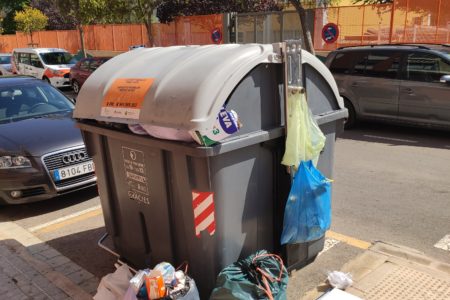 Denuncian que la basura se acumula en la C/Simancas