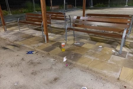 La plaza no inaugurada de Parc Central, lugar de botellón