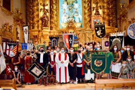 Los Moros y Cristianos ofrendan a los Patrones de Torrent sus estandartes