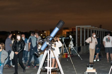 La Asociación Astronómica de Torrent observa la luna desde Parc Central