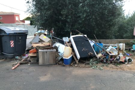 Contenedor olvidado por el Ayuntamiento en la calle Cullera