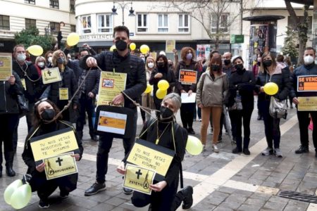 Las peluquerías protestan frente a la sede del PSOE en Valencia reclamando la bajada del IVA al 10%