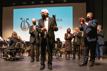 Carlos Piles Tordera recibe el homenaje ‘Torrentins que fan Banda’