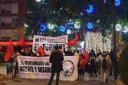 Protestas contra el PSOE, Ros y el concejal de bienestar por los desahucios en Torrent
