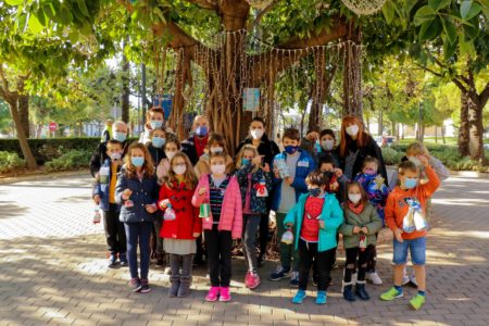 Alumnos de Teresianas y Les Terretes decoran los ficus de la Avenida esta Navidad
