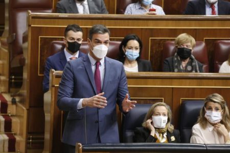 Sánchez vuelve a imponer la mascarilla en la calle por Decreto