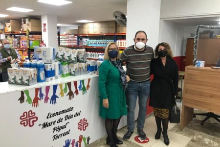 Afammer Horta Sud entrega en el Economato la leche recogida con la colaboración de la Tasquita de Jose
