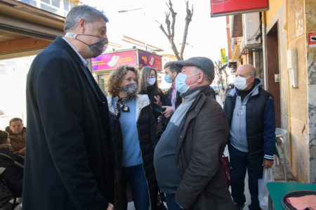 Albiol y Folgado se dan un baño de masas en el mercado de Torrent