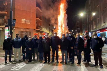 Los festeros de Sant Antoni Abat queman la tradicional hoguera en Torrent