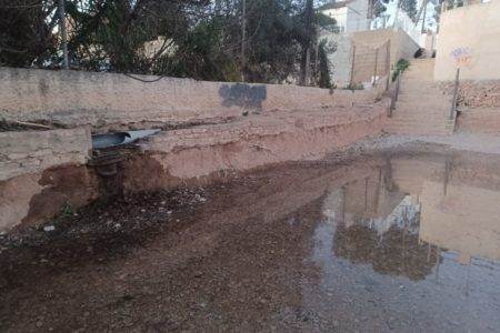 Tubería de riego rota en el Área Recreativa del Pantano