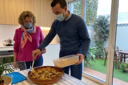 El presidente del PP provincial aprende a hacer Rossejat torrentí