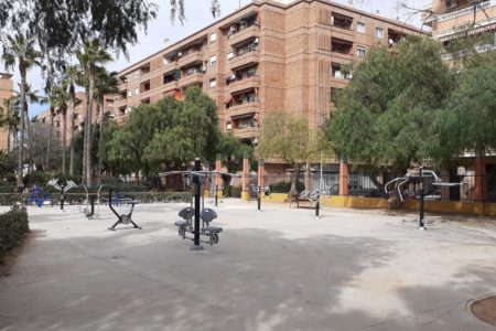 Cambian la cancha deportiva por aparatos en la Pl. América