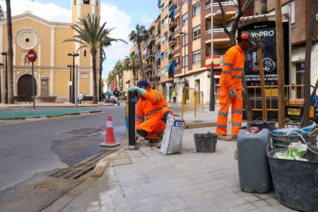 El Ayuntamiento cambia los bolardos por un modelo más estético
