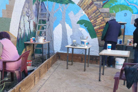Los mayores del centro Virgen del Olivar decoran el patio con un mural