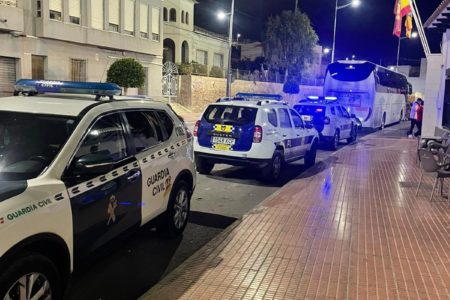 El Torrent CF sale escoltado por la Guardia Civil de Callosa, tras una invasión de campo, insultos e intento de agresión a los jugadores tras empatar en el minuto 94