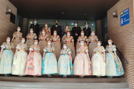 Las falleras mayores de Torrent visitan las dos comisarías de la ciudad