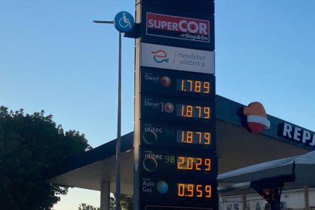 Cómo saber cuánto bajará la gasolina y el diésel