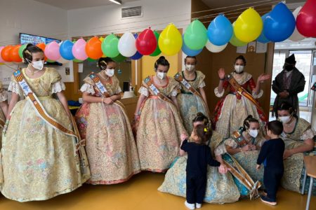 La Fallera Mayor e Infantil de Torrent y su Corte de Honor visitan la escuela infantil de Casa Caridad 