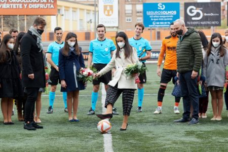 Las falleras mayores de Torrent realizan el saque de honor en el Torrent CF 1 – Hercules «B» 0