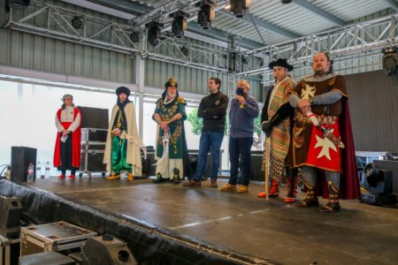 Torrent celebra el Mig Any de Moros y Cristianos que se suspendió en enero