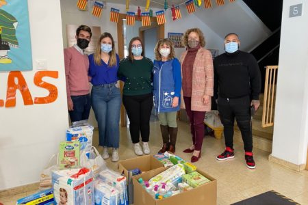 ￼Los jóvenes del PP de Torrent entregan 300 productos de higiene y alimentación a la Escuela Infantil de Casa Caridad