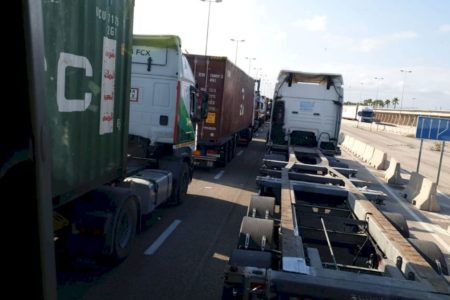 Los transportistas advierten de que el atasco crónico en las terminales del Puerto de València ya es “insostenible”
