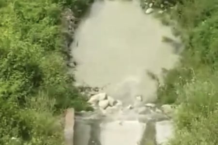 Vecinos denuncian vertido de aguas fecales al barranco por donde deberían salir aguas pluviales en Camí Reial. «El olor es insoportable»