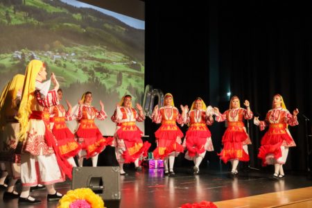 Torrent celebra el 10º aniversario de la escuela búlgara Hristo Botev