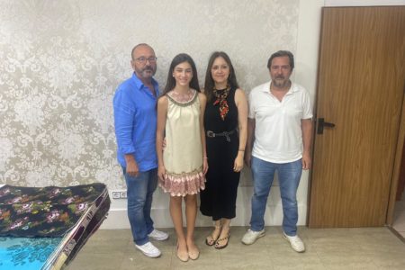 Lorena González Andreu elige la seda de su traje de Fallera Mayor Infantil de Torrent 2023