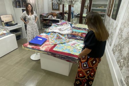 Anna Mora elige la seda con la que se confeccionará su traje de Fallera Mayor de Torrent