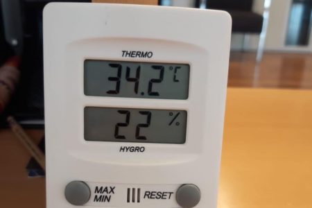 Helados en invierno, achicharrados en verano en la Biblioteca del edificio Metro